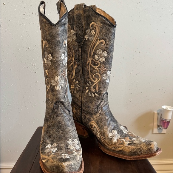 Embroidered Western Cowboy Boots - Picture 1 of 12
